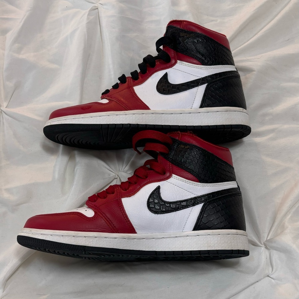 Wmns Air Jordan 1 Retro High OG 'Satin Red'